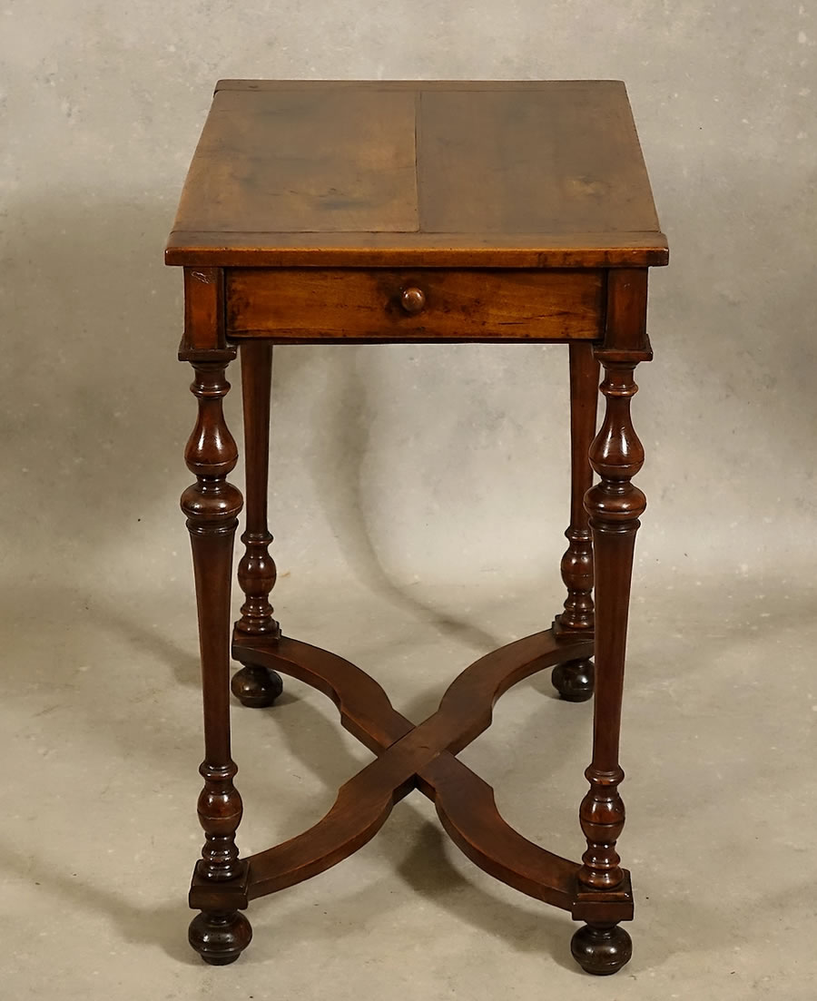 Petite table Louis XII d'époque XVIIe